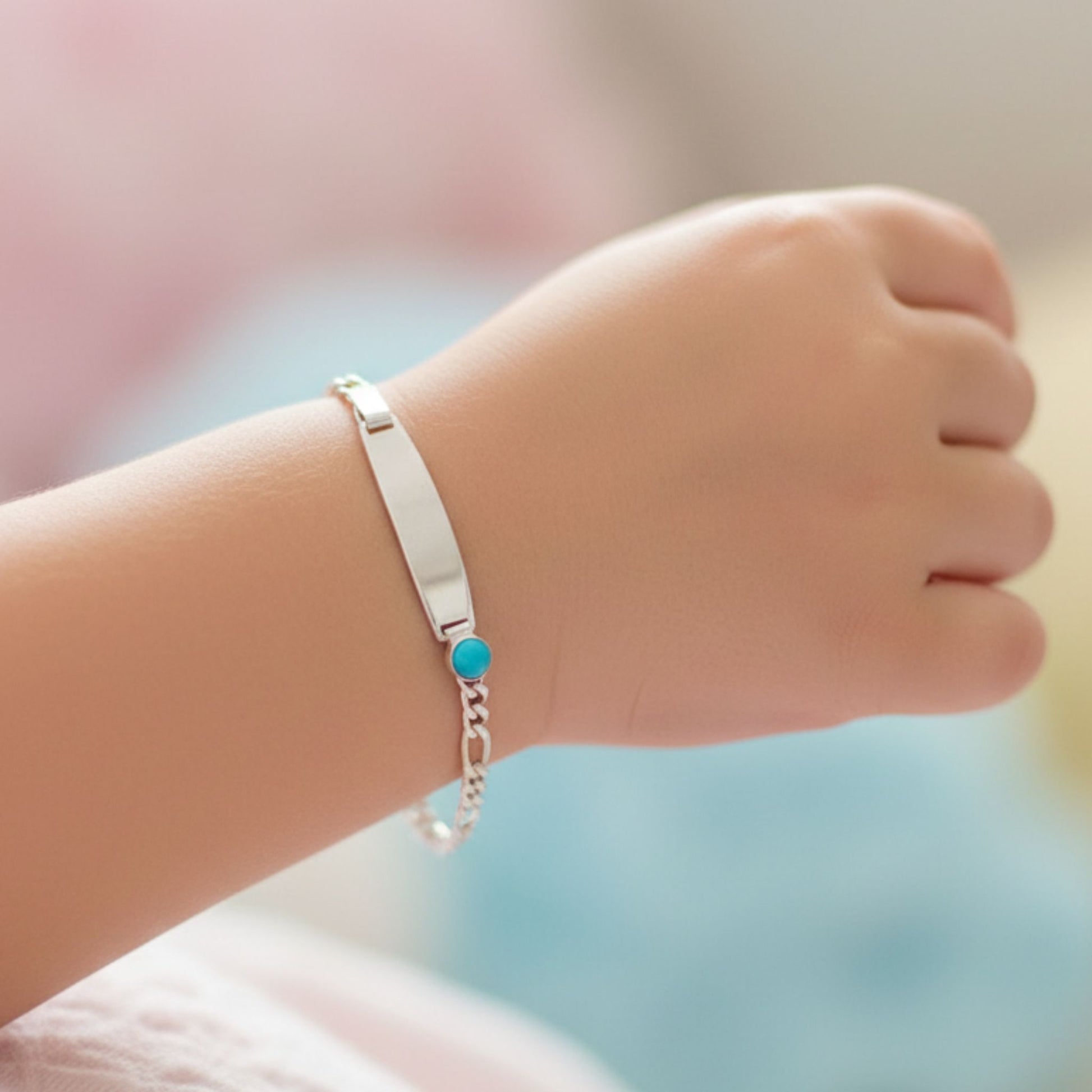Pulsera Esclava Infantil Plata Cadena Figaro con Turquesa y Chapa Grabable. Joyeria Osnor