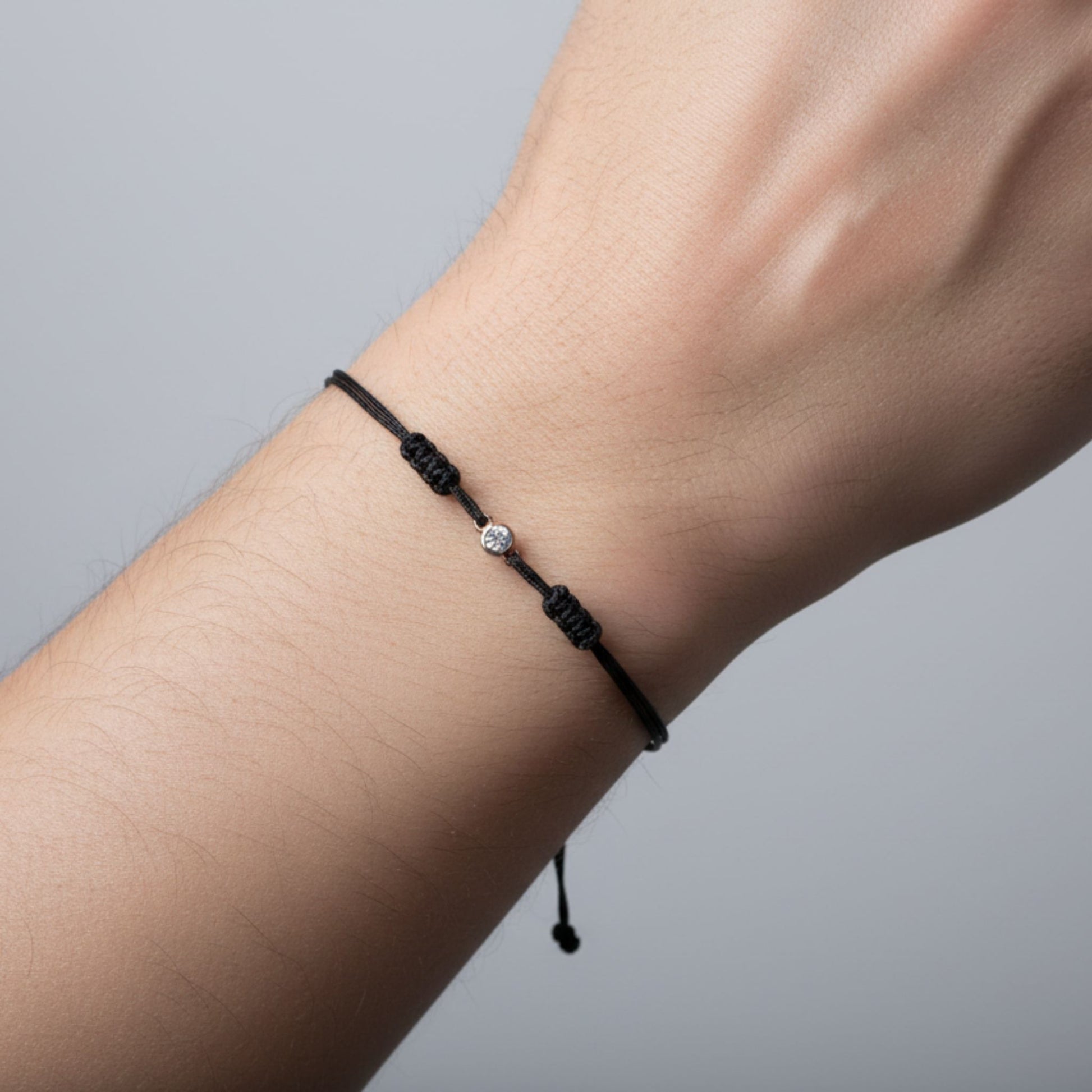 Hombre Luciendo Pulsera Hilo Negro con Circonita – Unisex Ajustable Acabado Rosa. Joyeria Osnor
