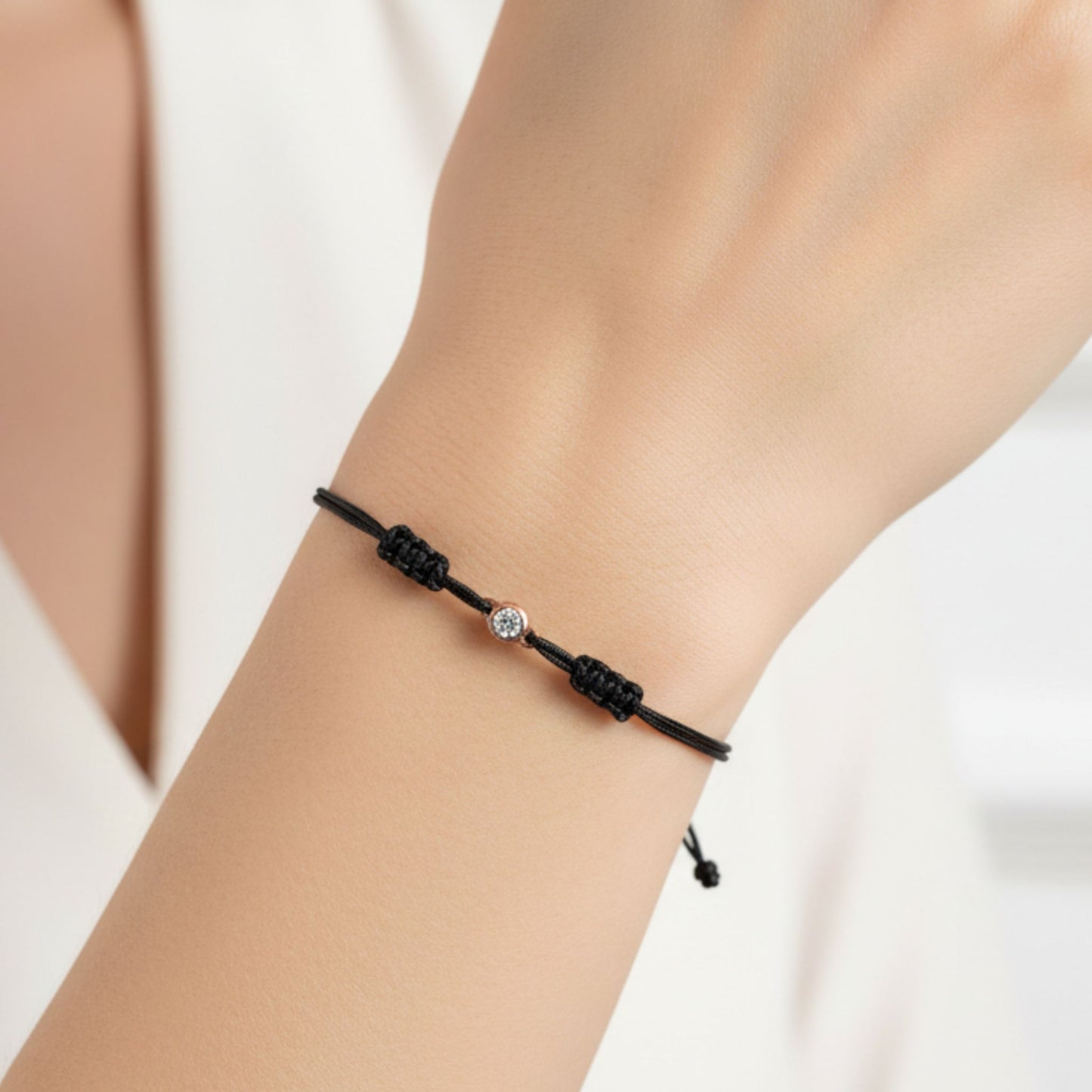 Mujer Luciendo Pulsera Hilo Negro con Circonita – Unisex Ajustable Acabado Rosa. Joyeria Osnor