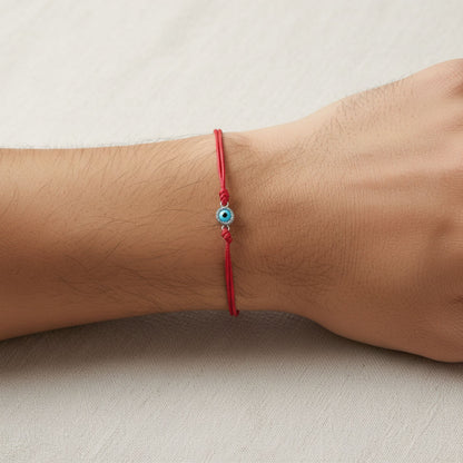 Hombre Luciendo Pulsera de Hilo Rojo Ajustable con Ojo Turco de Plata – Unisex. Joyeria Osnor