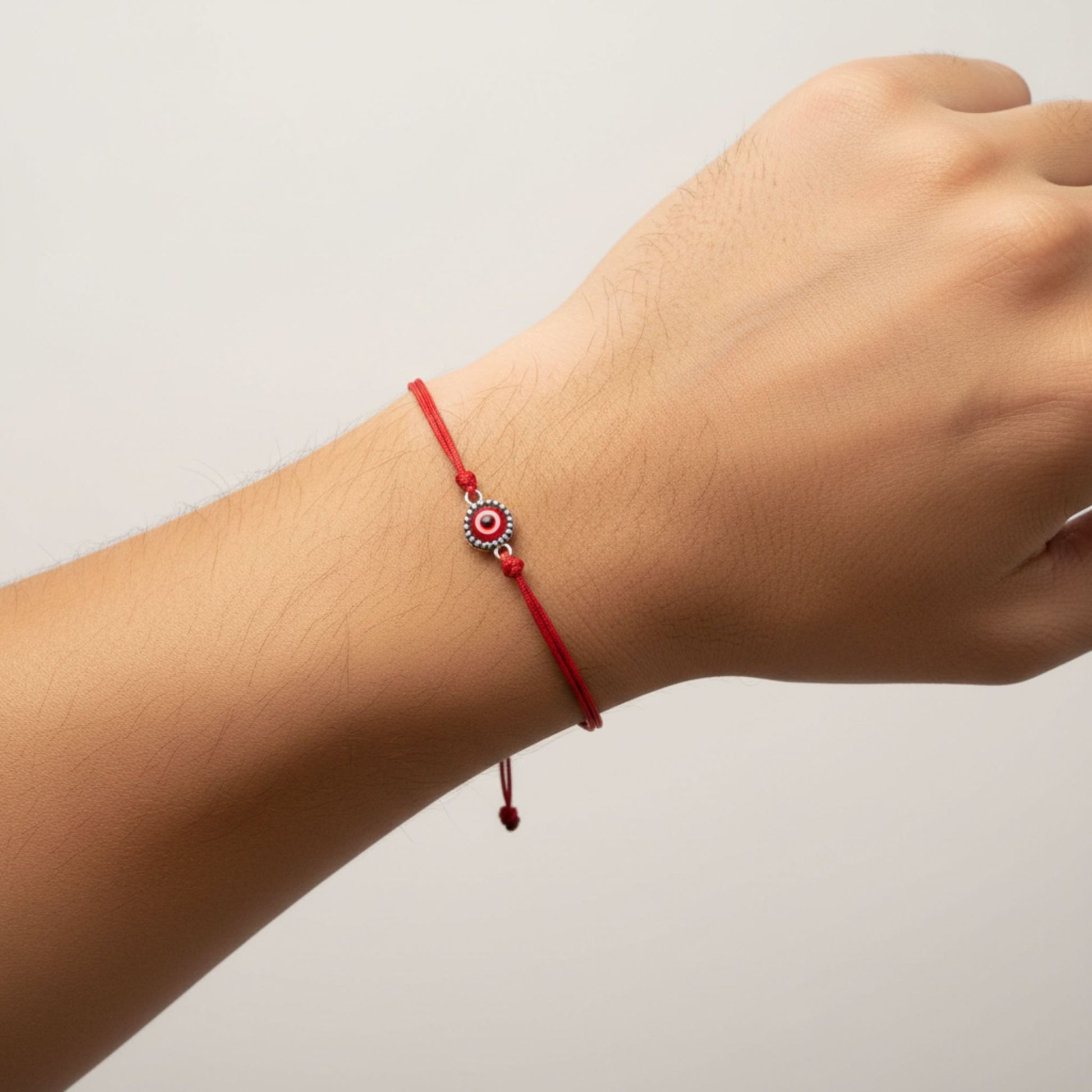 Hombre Luciendo Pulsera de Hilo Rojo Ajustable con Ojo Turco Rojo de Plata – Unisex- Joyeria Osnor