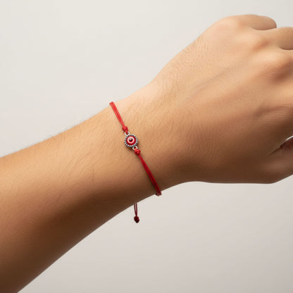 Hombre Luciendo Pulsera de Hilo Rojo Ajustable con Ojo Turco Rojo de Plata – Unisex- Joyeria Osnor