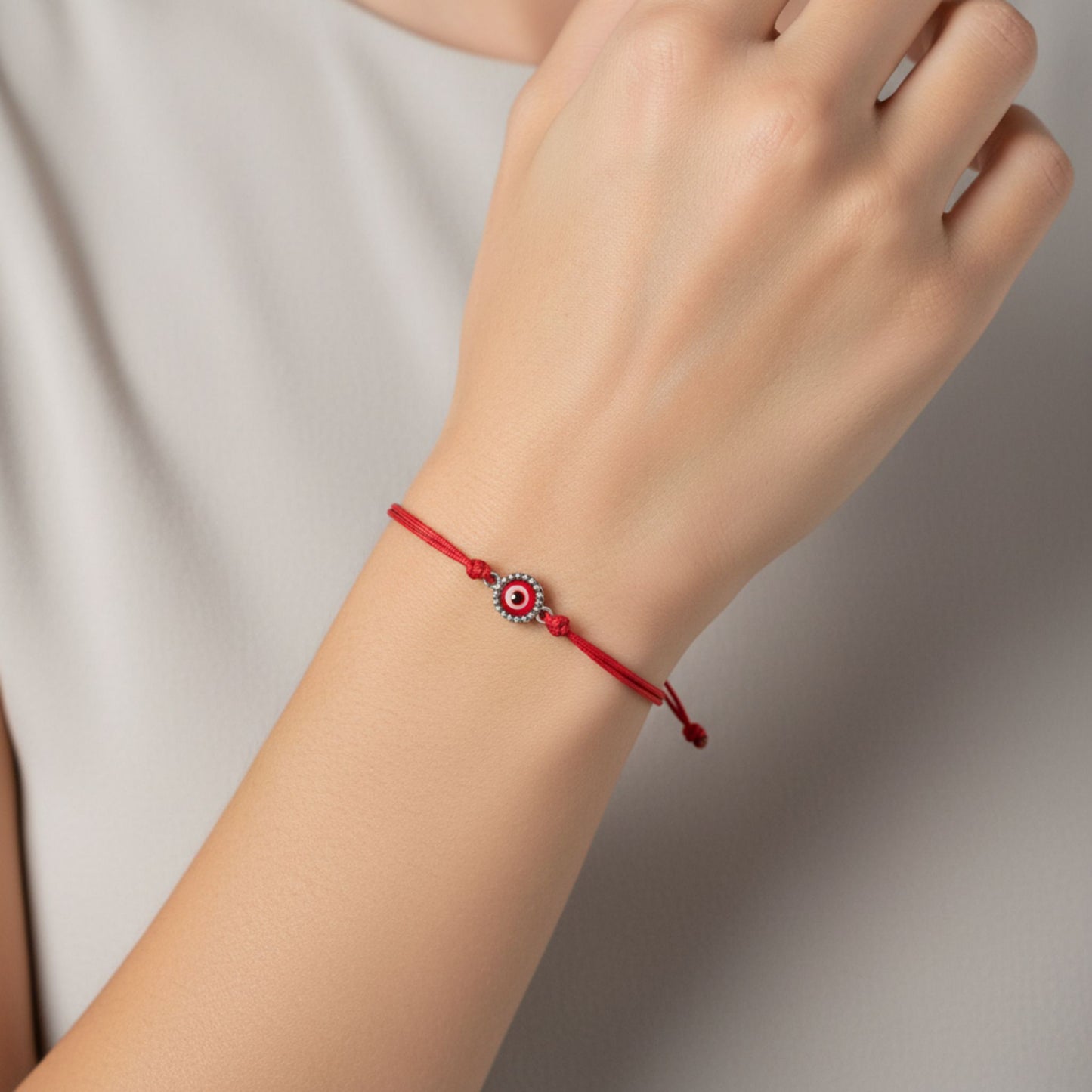 Mujer Luciendo Pulsera de Hilo Rojo Ajustable con Ojo Turco Rojo de Plata – Unisex- Joyeria Osnor