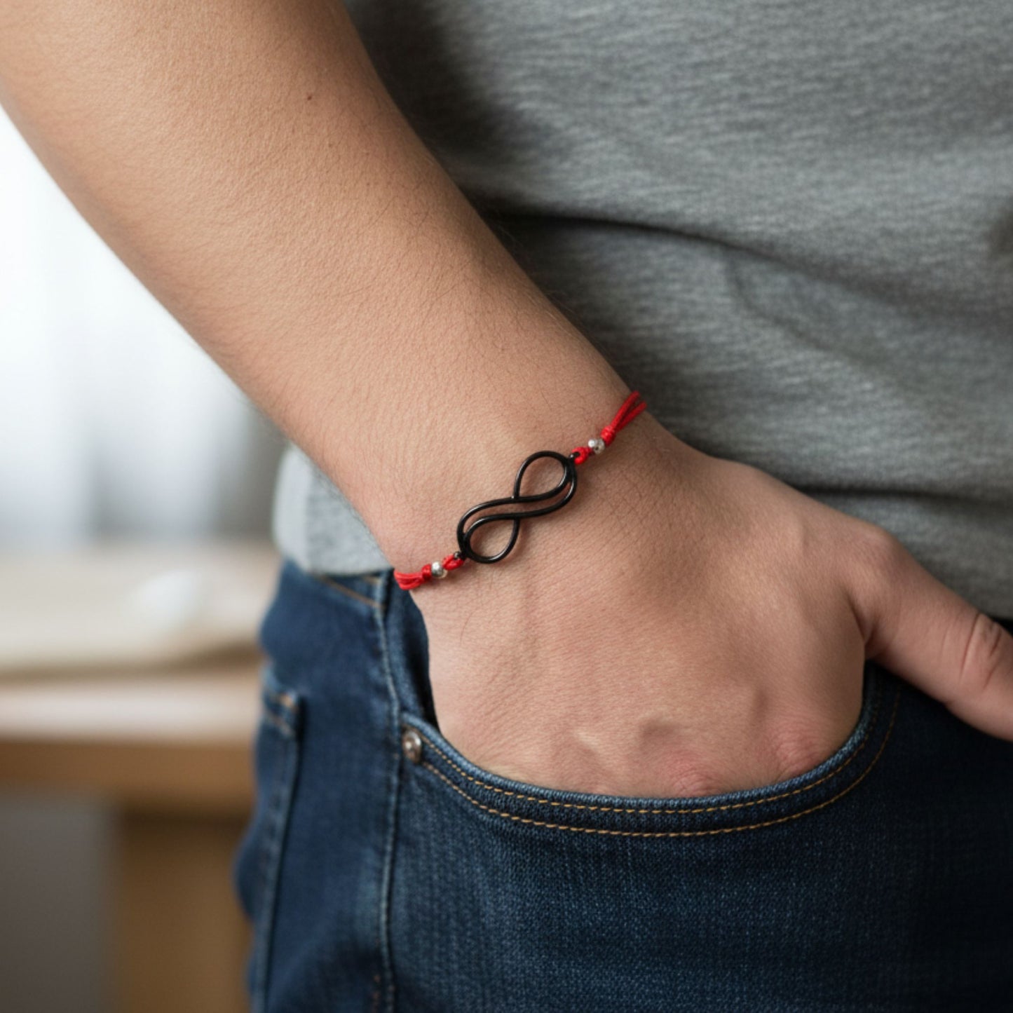 Hombre Luciendo Pulsera Hilo Rojo Doble con Infinito Negro Rutenio Unisex. Joyeria Osnor