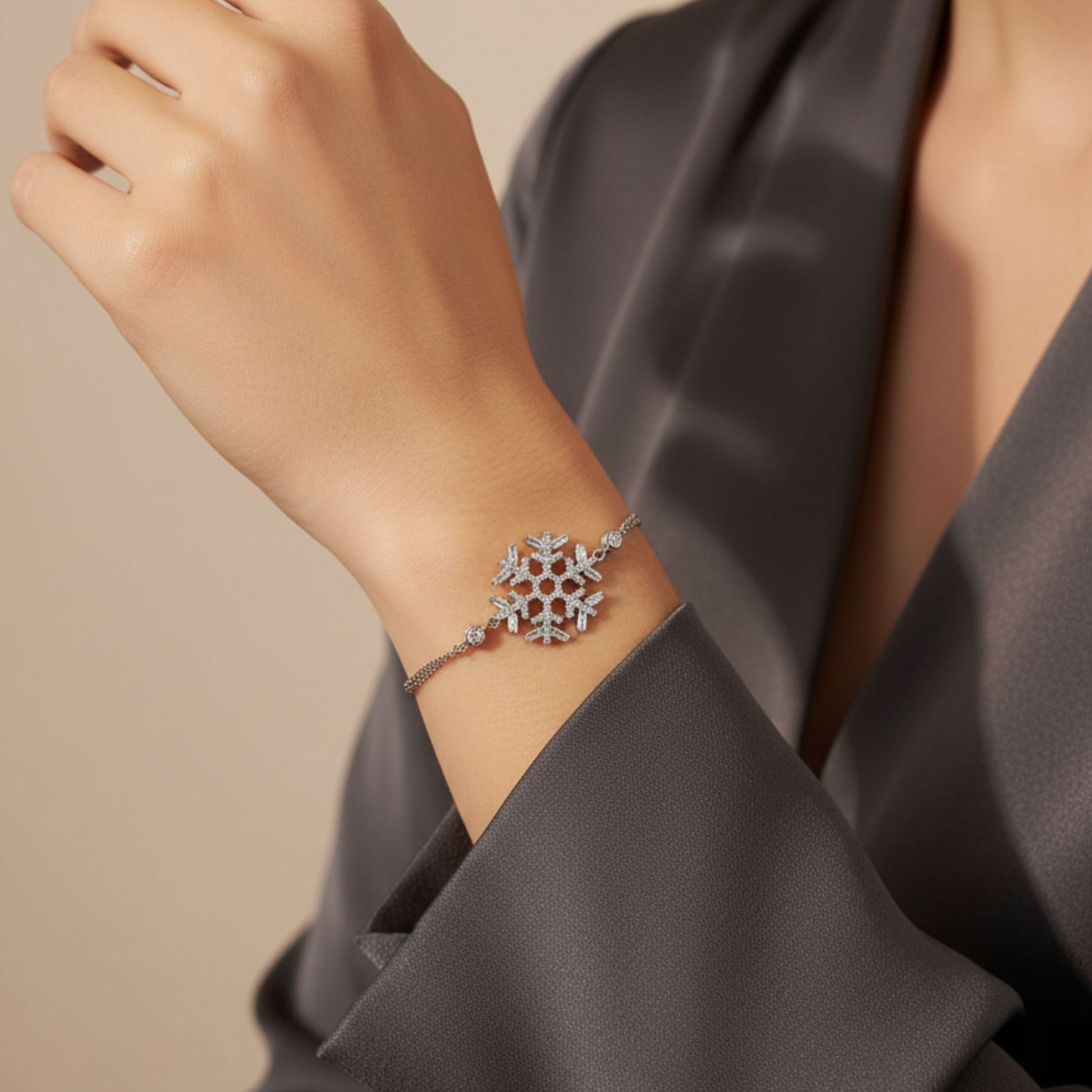 Mujer Luciendo Pulsera Plata Copo de Nieve con Circonitas Baguette – Acabado Rodio. Joyeria Osnor