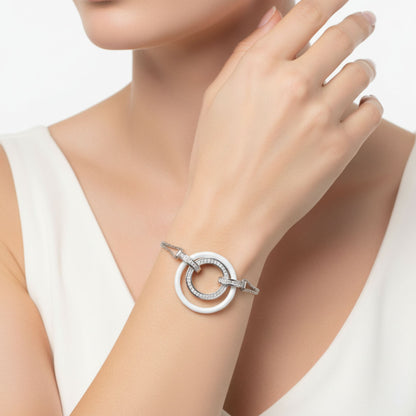 Mujer Luiendo Pulsera Plata Doble Círculo Cerámica Blanca con Circonitas – Cadena Doble. Joyeria Osnor