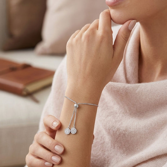 Mujer Luciendo Pulsera Plata con Colgante Doble Medallón Circonitas Acabado Rodio. Joyeria Osnor