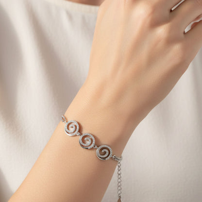 Mujer Luciendo Pulsera Plata Triple Espiral con Circonitas – Cadena Doble Ajustable. Joyeria Osnor