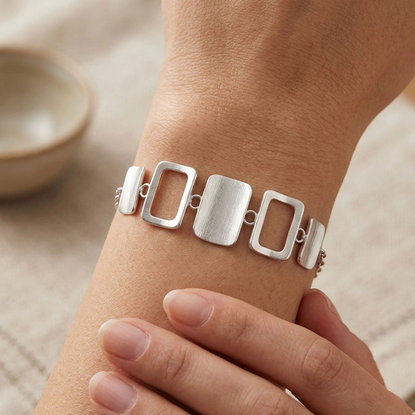 Mujer Luciendo Pulsera Plata Geométrica con Rectángulos – Acabado Mate y Brillo Rodio. Joyeria Osnor
