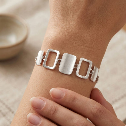Mujer Luciendo Pulsera Plata Geométrica con Rectángulos – Acabado Mate y Brillo Rodio. Joyeria Osnor