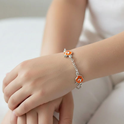Niña Luciendo Pulsera Infantil Plata Charms Animal Esmalte Naranja. Joyeria Osnor