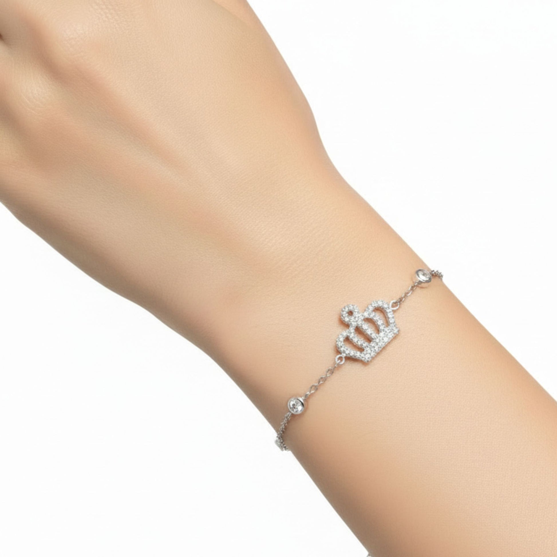 Mujer Luciendo Pulsera Corona · Plata con Rodio y Circonitas Blancas. Joyeria Osnor