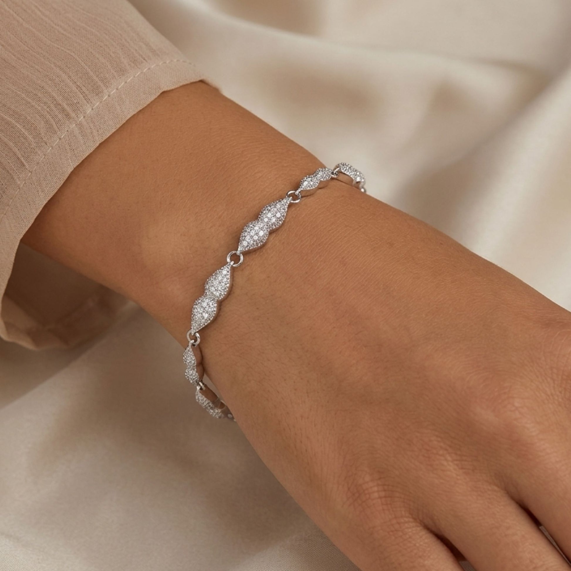 Mujer Luciendo Pulsera Plata Eslabones con Circonitas Blancas  Acabado Rodio Joyeria Osnor