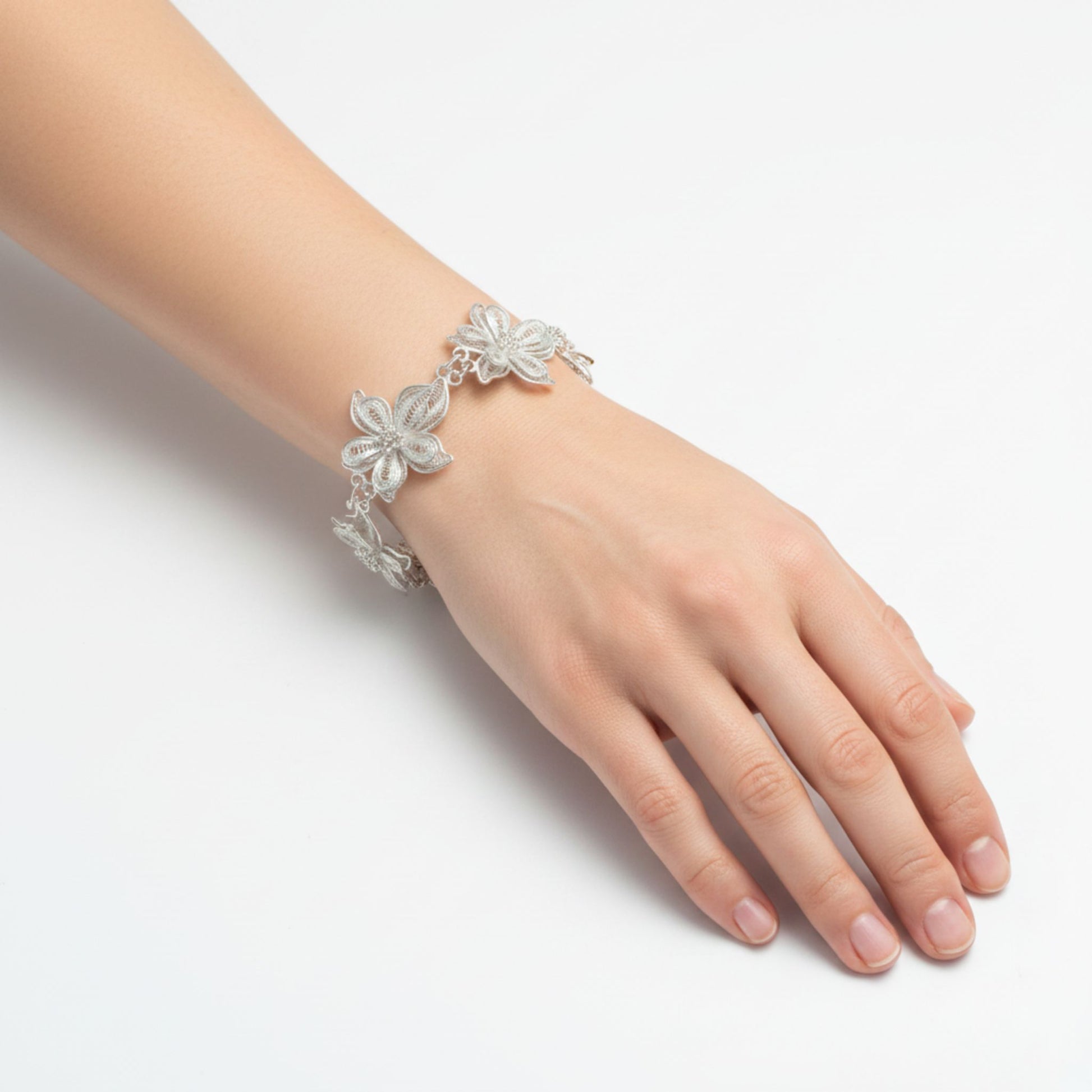 Mujer Luciendo Pulsera Flor Plata Filigrana Labrada  en Relieve. Joyeria Osnor