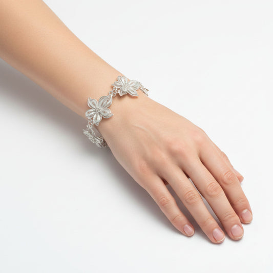 Mujer Luciendo Pulsera Flor Plata Filigrana Labrada  en Relieve. Joyeria Osnor