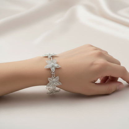 Mujer Luciendo Pulsera Flor Plata Labrada en Relieve- joyeria Osnor