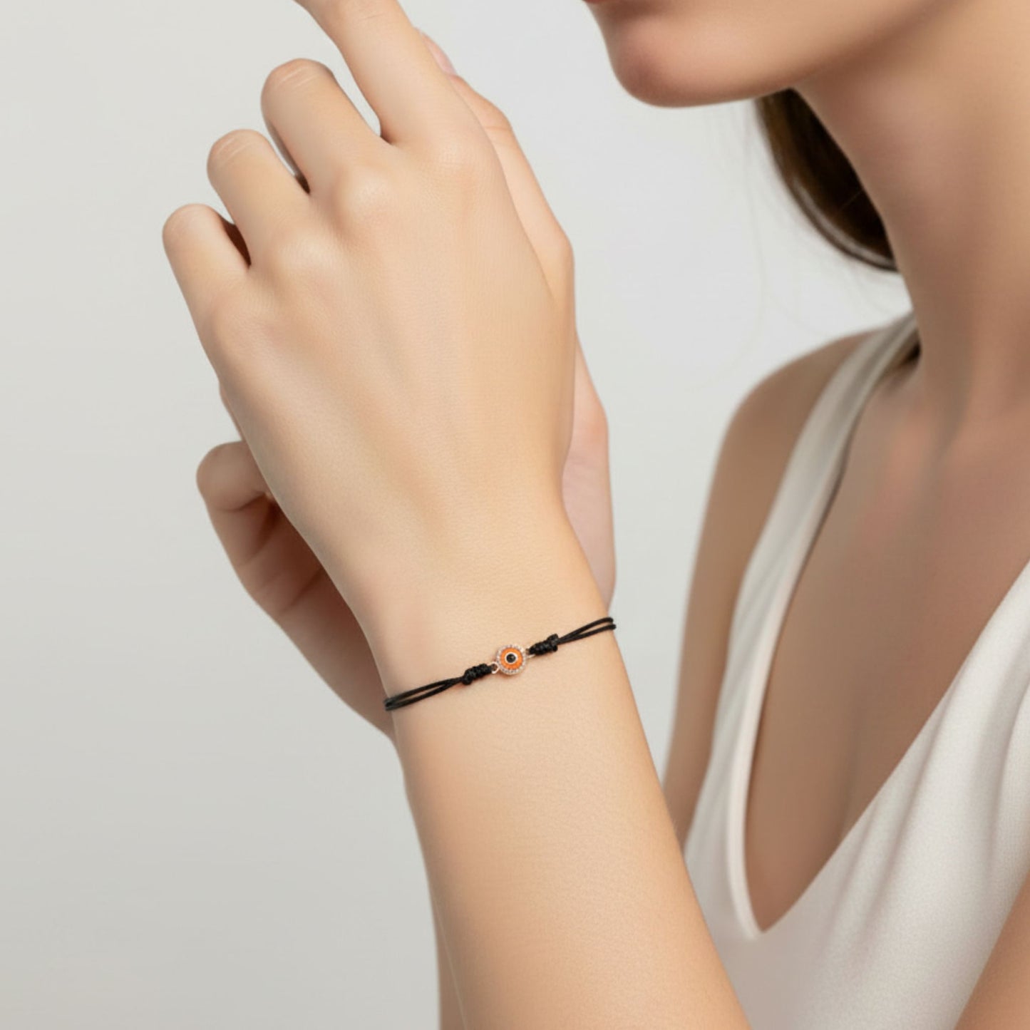 Mujer Luciendo Pulsera Ojo Naranja con Hilo Negro Plata de Ley