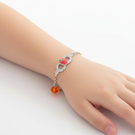 Niña Luciendo Pulsera Infantil Plata Charm Fresa Esmalte y Circonitas. Joyeria Osnor