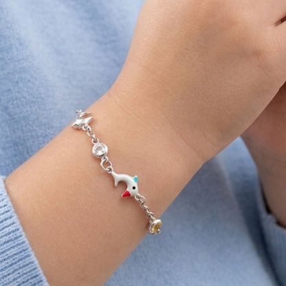 Niña Luciendo Pulsera Infantil Plata Delfines Esmalte y Circonitas de Colores Joyeria Osnor