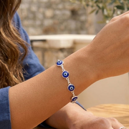 Mujer Luciendo Pulsera de Plata con Ojo Turco Azul Oscuro — Protección y Elegancia. Joyeria Osnor