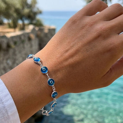 Mujer Luciendo Pulsera de Plata con Ojo Turco Azul Protección y Estilo Joyeria Osnor