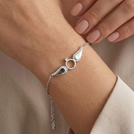 Mujer Luciendo Pulsera Plata Alas de Ángel con Solitario de Circonitas Acabado Rodio. Joyeria Osnor