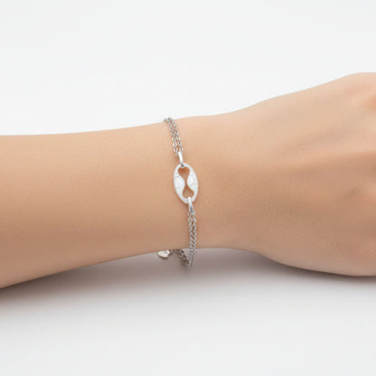 Mujer Luciendo Pulsera Doble Cadena Plata con Cerámica Blanca Acabado Rodio. Joyeria Osnor