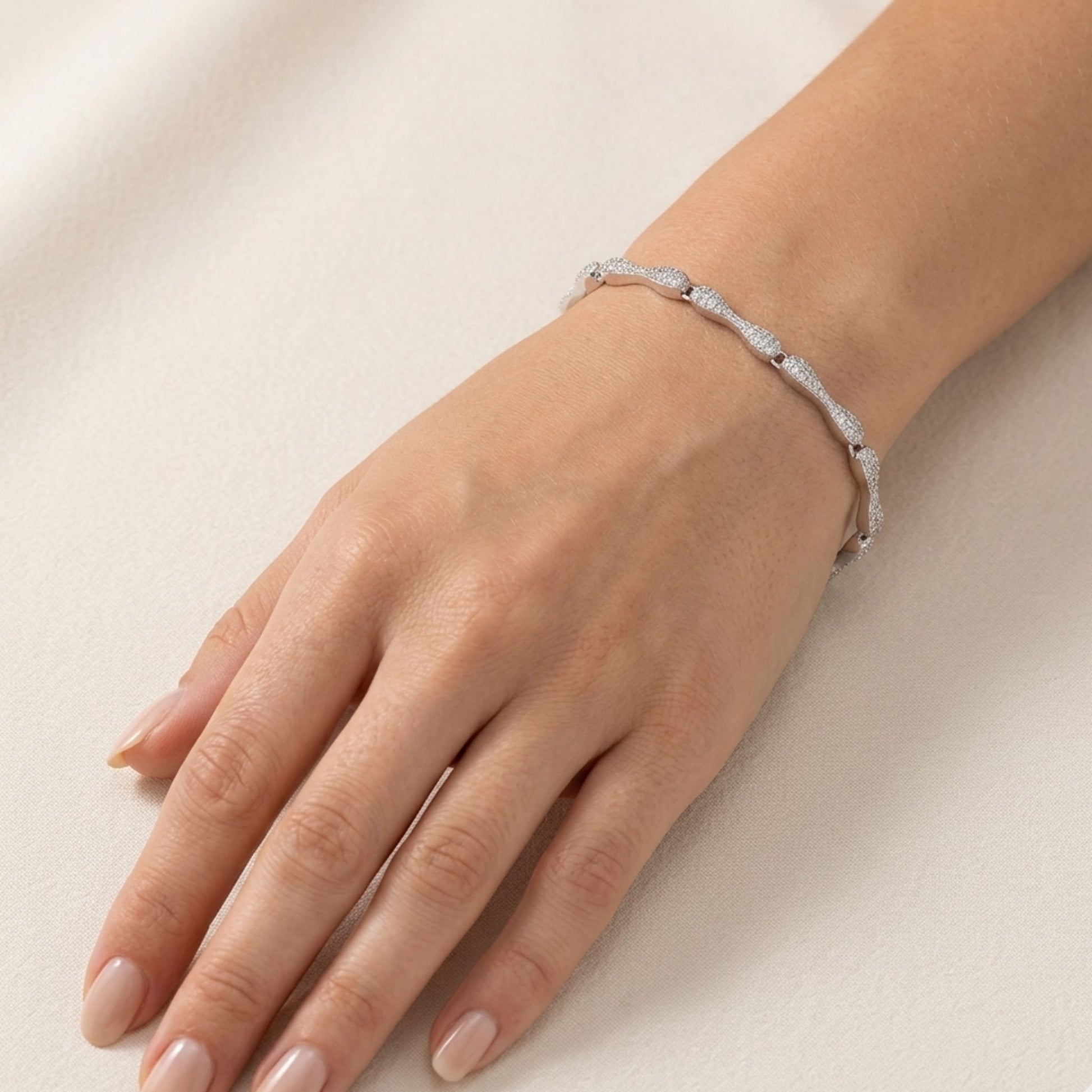 Mujer Luciendo Pulsera Eslabones Ovalados con Circonitas Plata Baño Rodio Joyeria Osnor