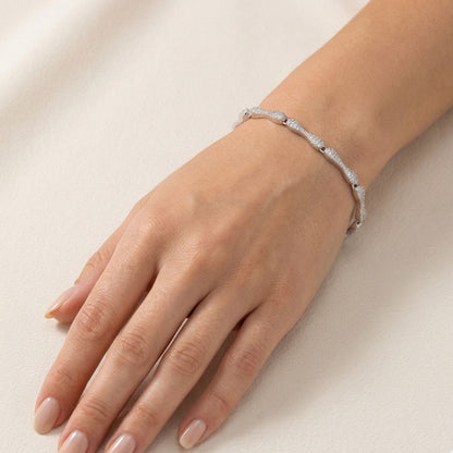 Mujer Luciendo Pulsera Eslabones Ovalados con Circonitas Plata Baño Rodio Joyeria Osnor