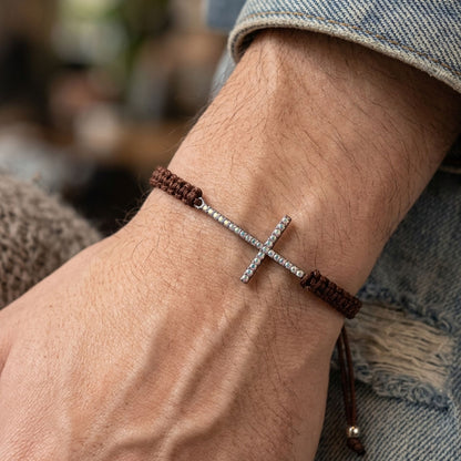 Hombre Luciendo Pulsera Macramé Marrón con Cruz de Plata Rodio y Circonitas. Joyeria Osnor