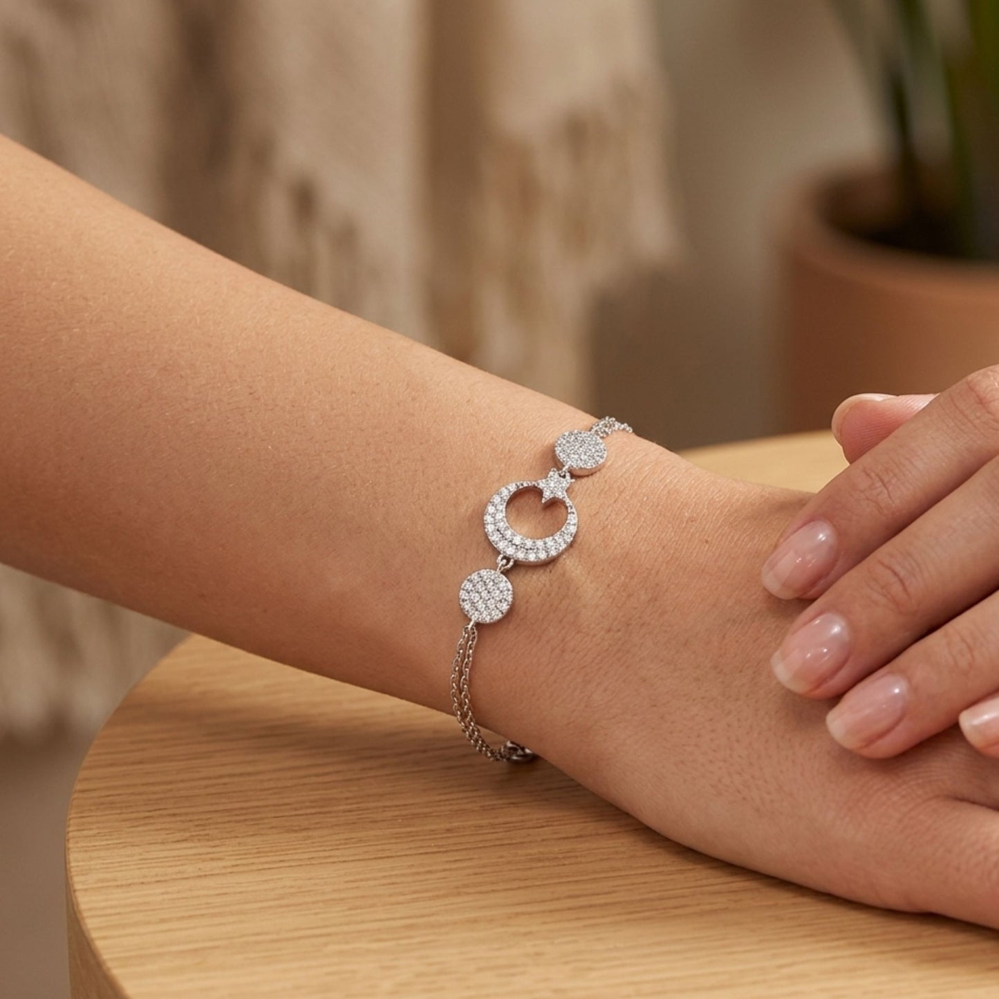 Mujer Luciendo Pulsera Cadena Doble con Luna y Circonitas Plata Baño Rodio. Joyeria Osnor