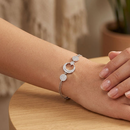 Mujer Luciendo Pulsera Cadena Doble con Luna y Circonitas Plata Baño Rodio. Joyeria Osnor