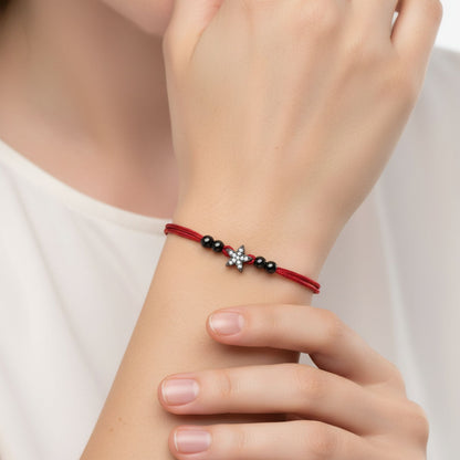 Mujer Luciendo Pulsera de Hilo Rojo Doble con Estrella de Plata y Rutenio Negro. Joyeria Osnor