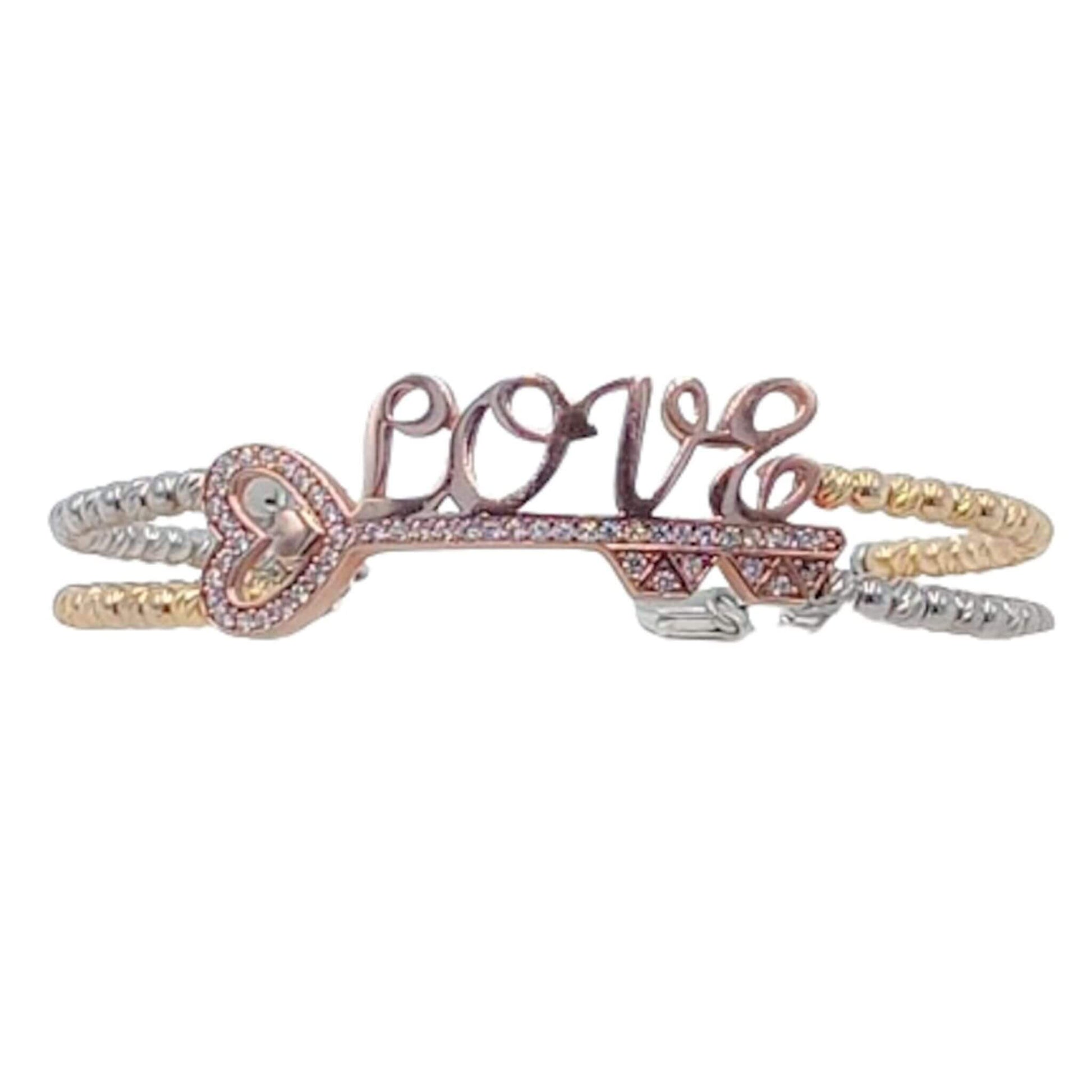 Mujer Luciendo Pulsera Doble Cadena de Bolas "LOVE" en Plata con Baño de Oro Amarillo y Oro Rosa. Joyeria Osnor