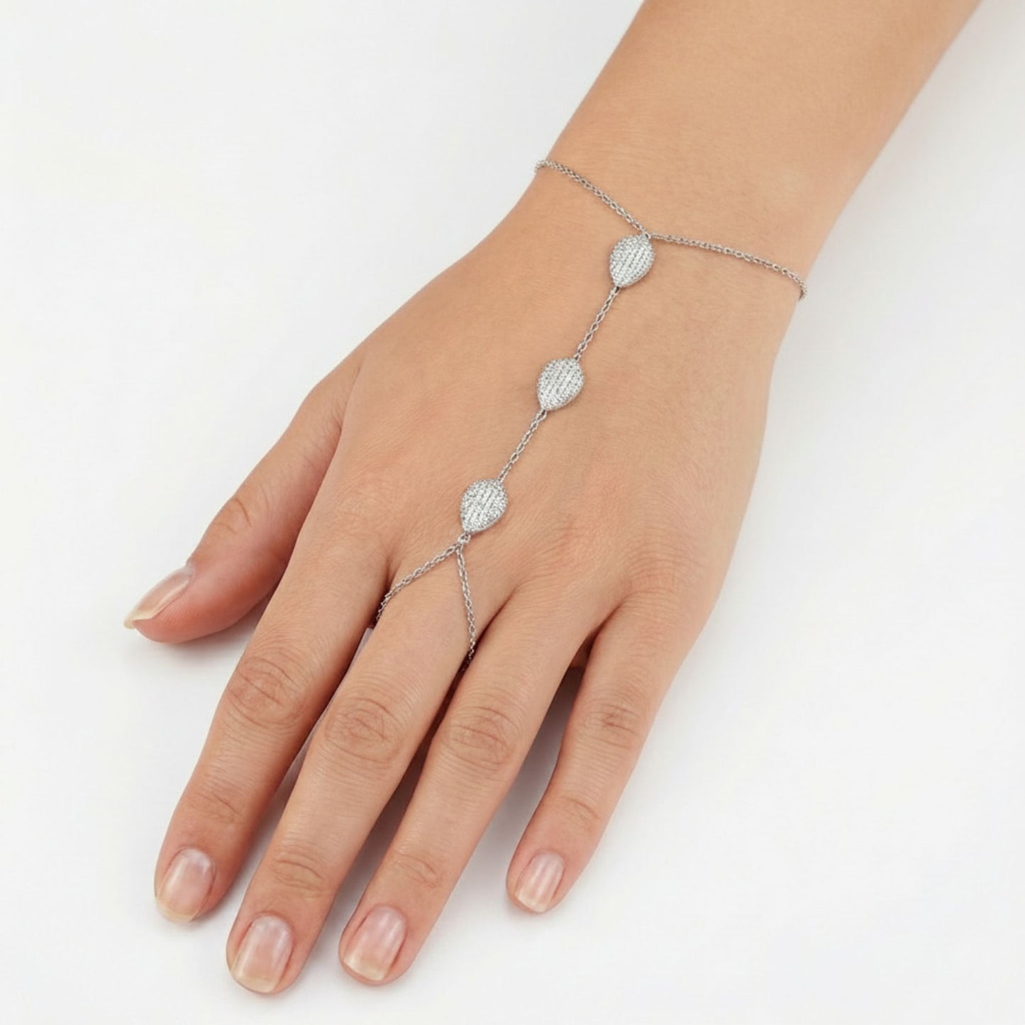 Mujer Luciendo Pulsera de Dedo con Circonitas - Plata con Baño de Rodio. Joyeria Osnor