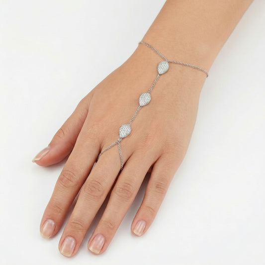 Mujer Luciendo Pulsera de Dedo con Circonitas - Plata con Baño de Rodio. Joyeria Osnor