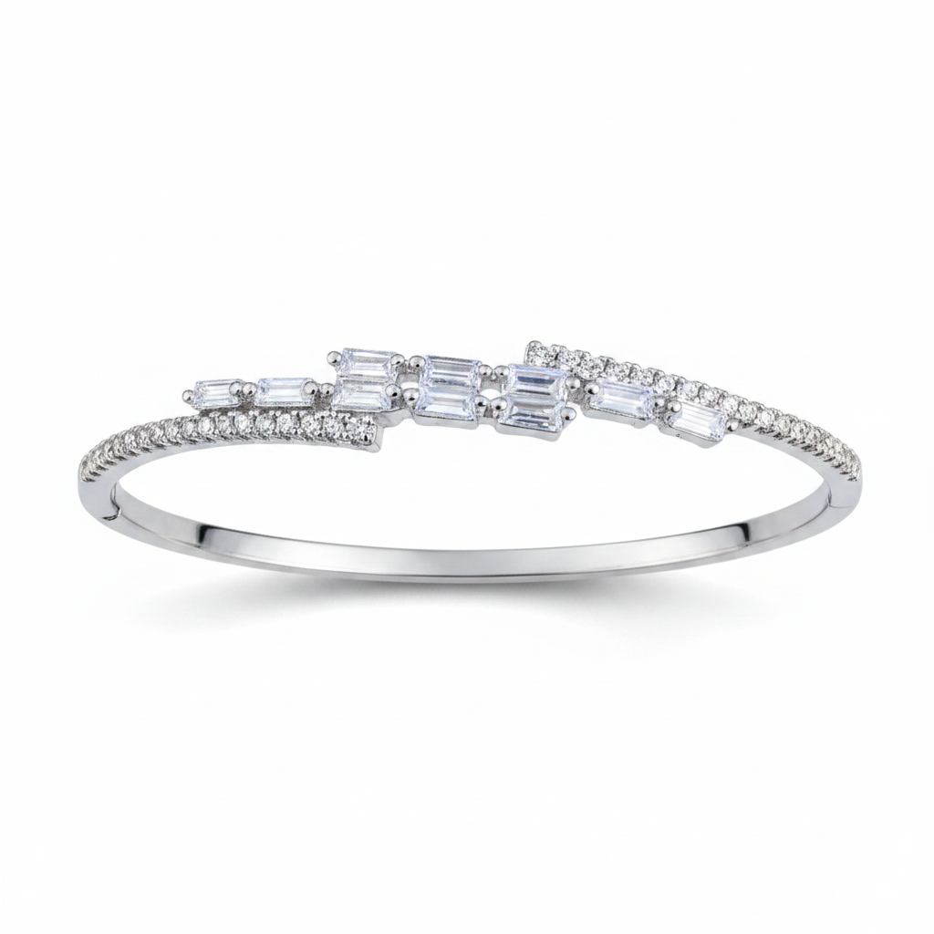Pulsera sobre fondo blanco brazalete acero plateado diseño bodas fiesta