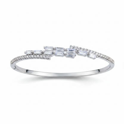 Pulsera sobre fondo blanco brazalete acero plateado diseño bodas fiesta