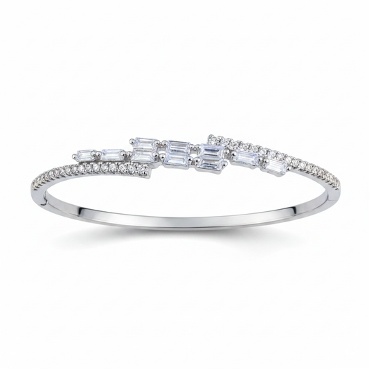 Pulsera sobre fondo blanco brazalete acero plateado diseño bodas fiesta