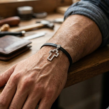 Hombre Luciendo Pulsera Piel con Cruz de Plata Rodio y Circonitas. Joyeria Osnor
