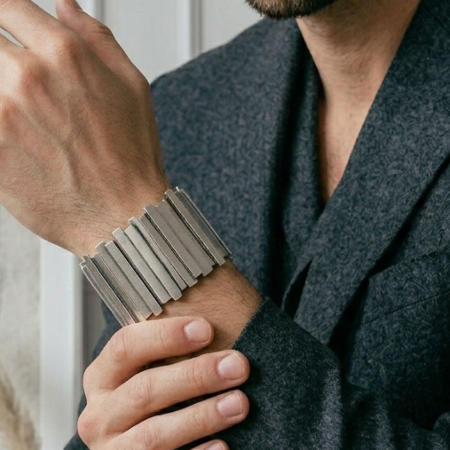 Hombre Luciendo pulsera-zamak-barras-unisex-joyeria-osnor