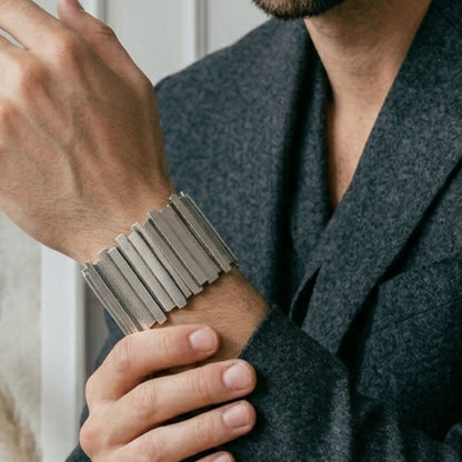 Hombre Luciendo pulsera-zamak-barras-unisex-joyeria-osnor