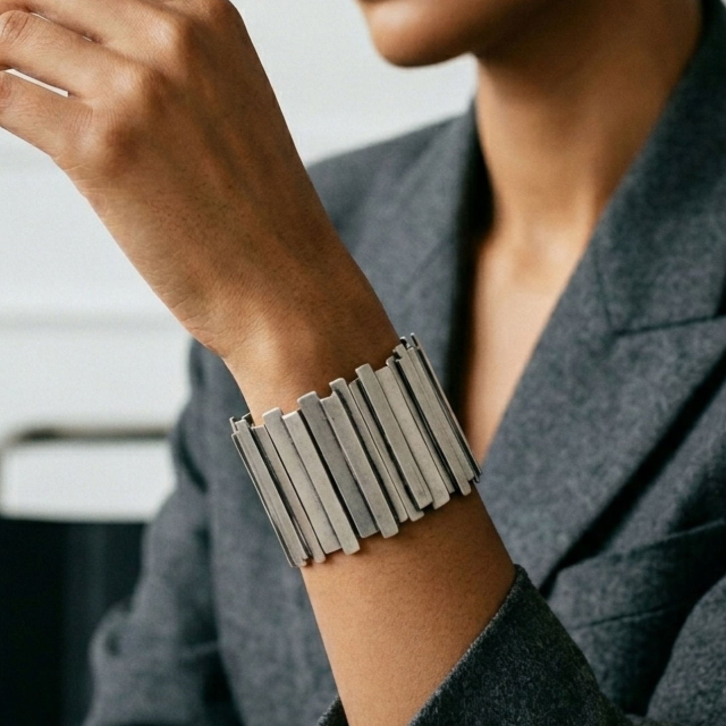 Mujer Luciendo pulsera-zamak-barras-unisex-joyeria-osnor