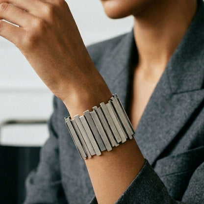 Mujer Luciendo pulsera-zamak-barras-unisex-joyeria-osnor
