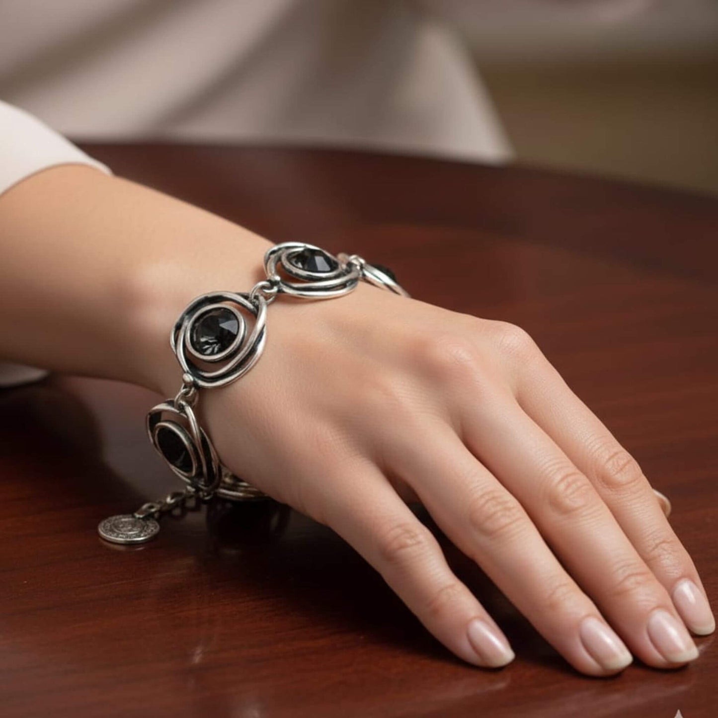 Mujer Luciendo Pulsera Zamak con Circonitas Negras - Diseño Espiral Hipoalergénica- Joyeria-Osnor
