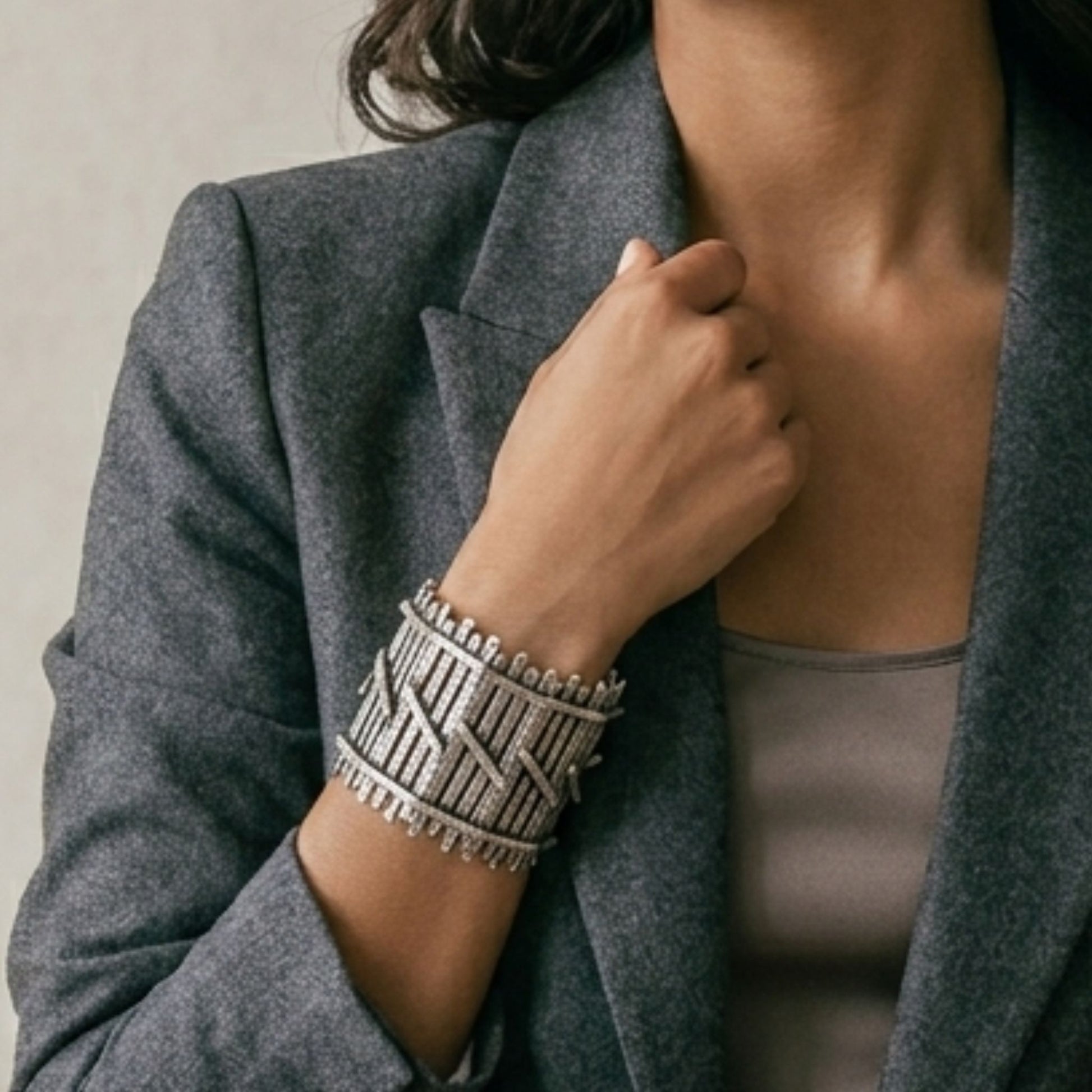 Mujer Luciendo Pulsera Brazalete Zamak Barras Texturizadas 65mm Unisex. Joyeria Osnor