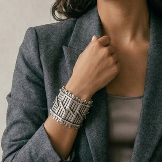 Mujer Luciendo Pulsera Brazalete Zamak Barras Texturizadas 65mm Unisex. Joyeria Osnor