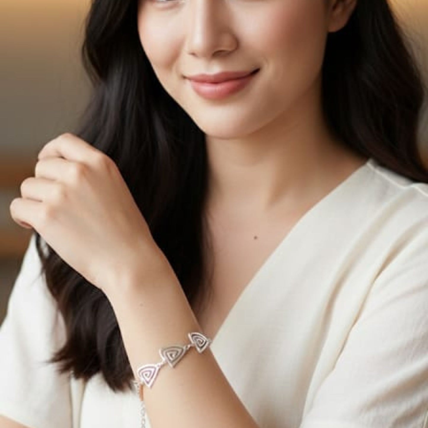 Pulsera Zamak triángulos espirales concéntricas extensible hipoalergénica Joyería Osnor Zamak