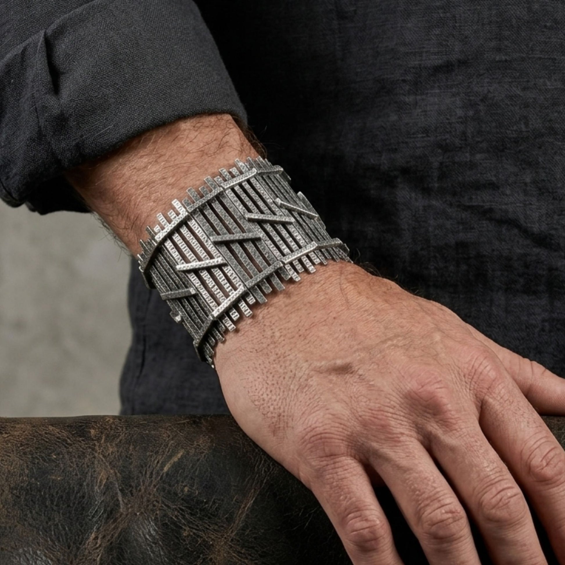 Pulsera Brazalete Zamak Barras Texturizadas 65mm Unisex. Joyeria Osnor