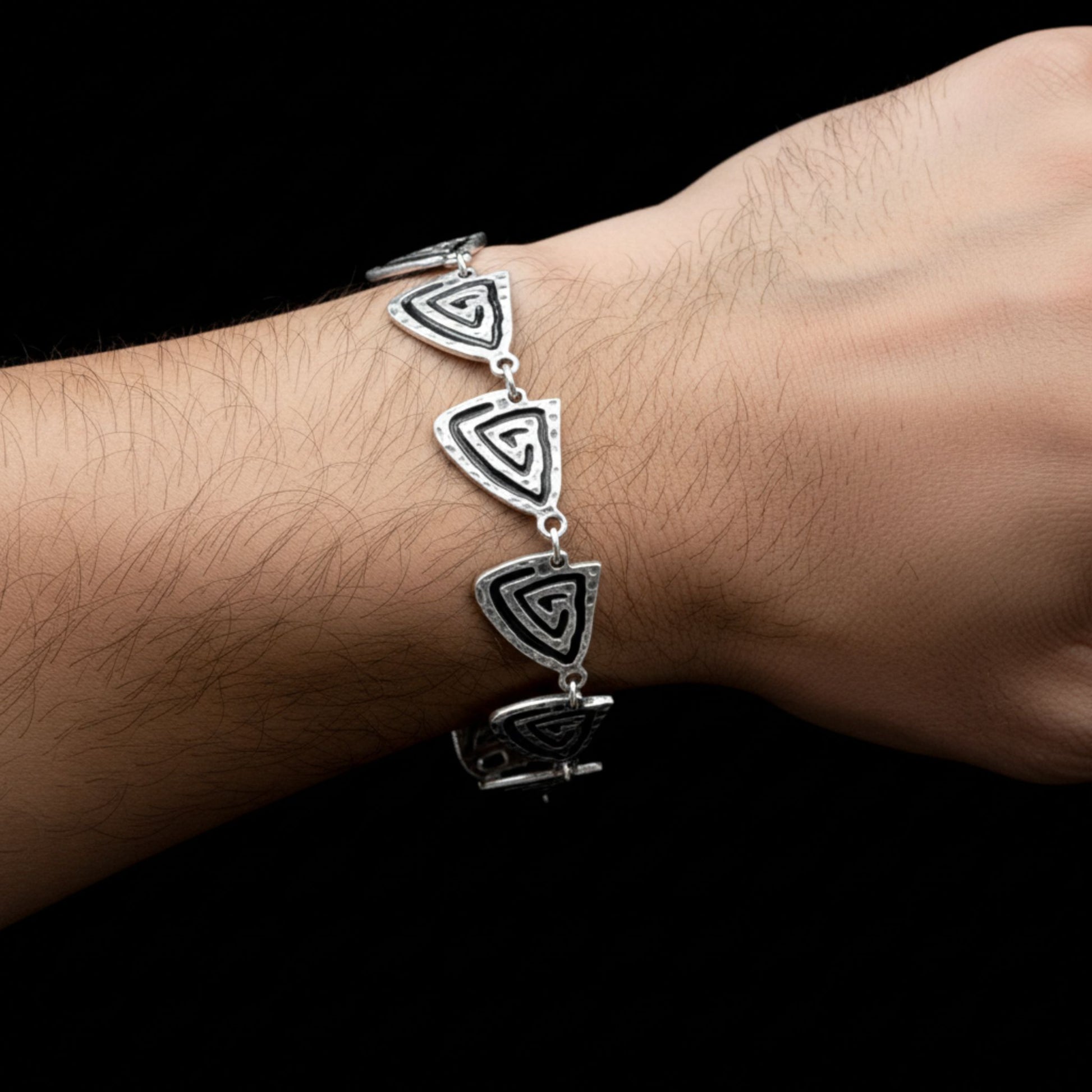 Chico luciendo pulsera Zamak unisex triángulos espirales concéntricas extensible hipoalergénica Joyería Osnor Zamak